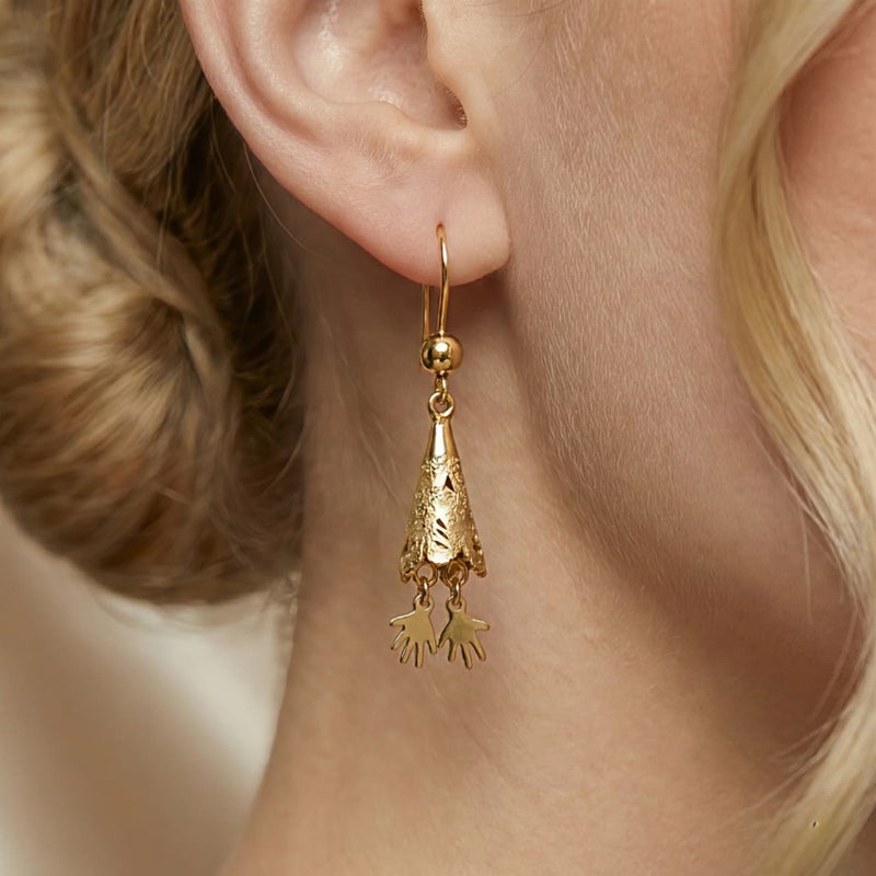 Gold-plated, cone-shaped drop earrings engraved with a "cone" design and delicate hand-shaped charms. A modern accessory that gives you an attractive and distinctive look for every occasion. - Image 2